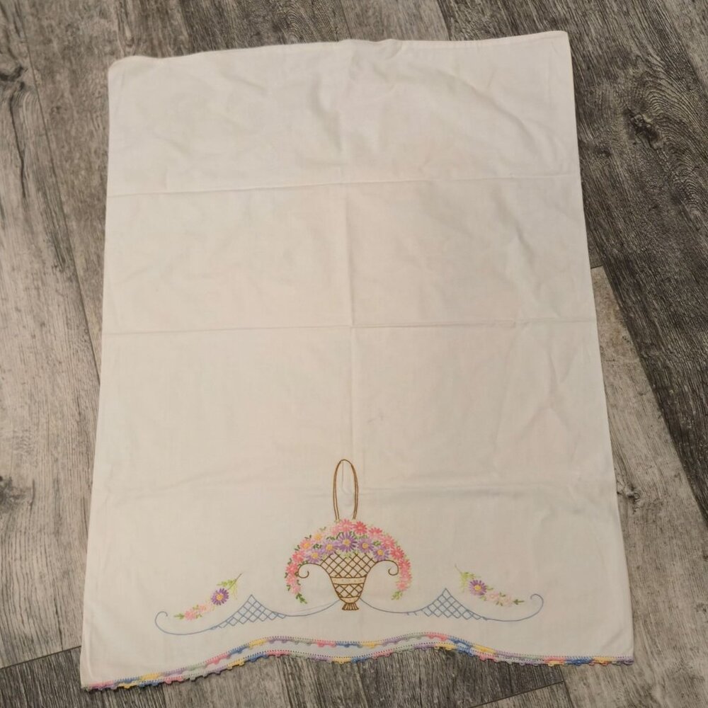 Vintage Embroidered Floral Basket Pillowcases Crochet Edge Purple pink Daisies - Picture 15 of 16